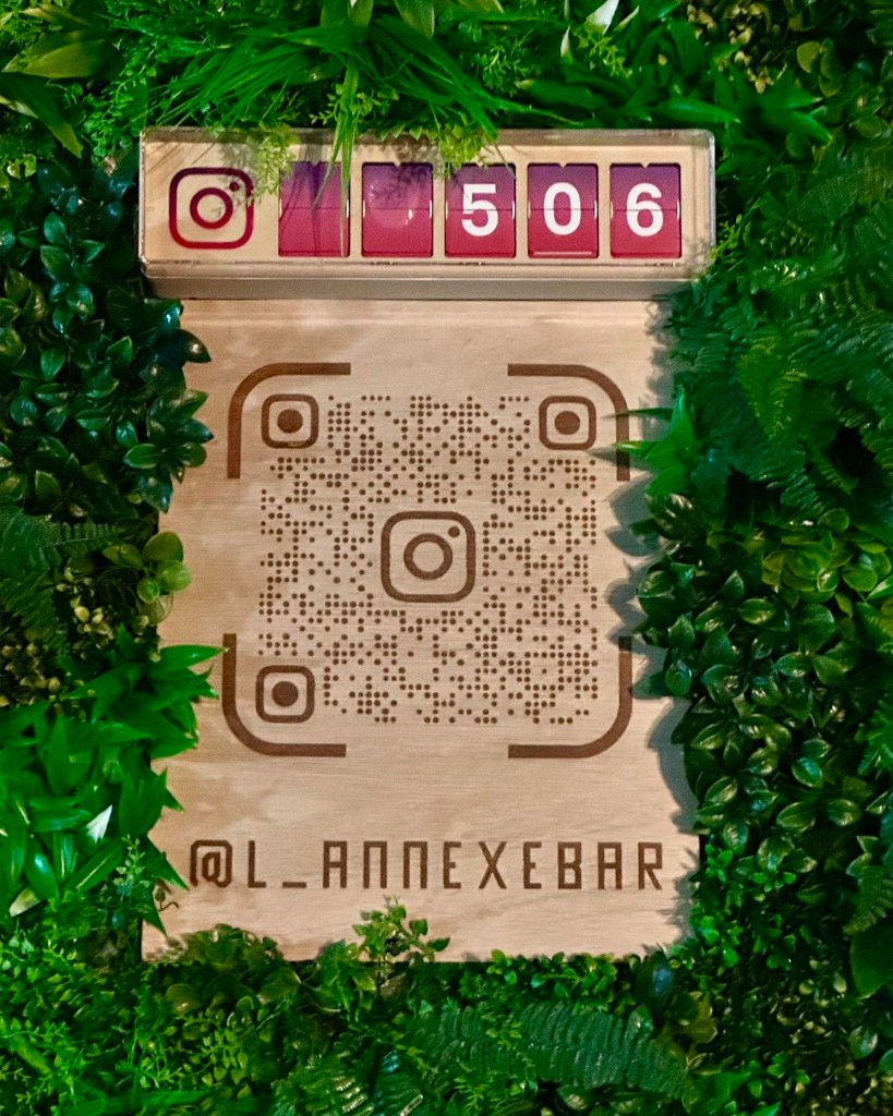 Gravitag mural – support gravé QR avec compteur de followers