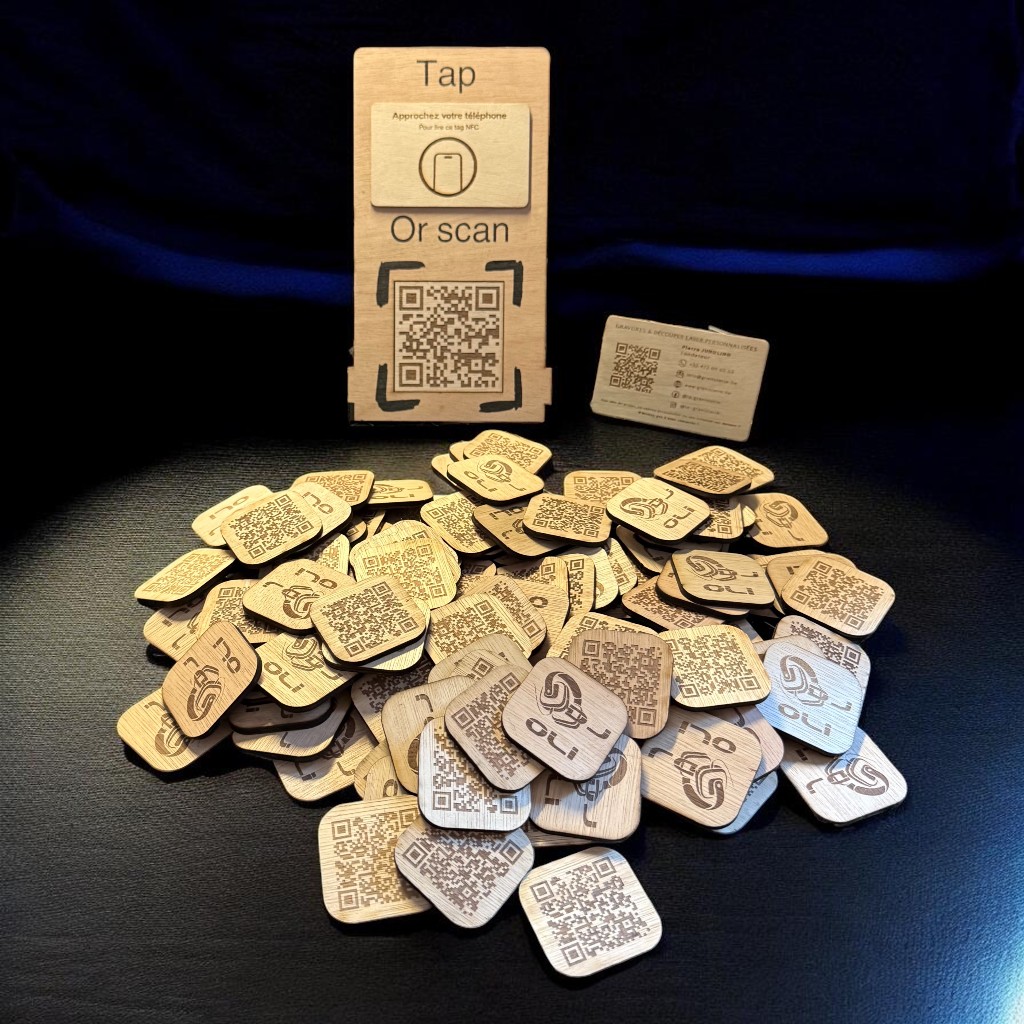 Vue rapprochée des tags Gravitag et du stand QR/NFC